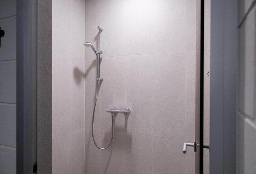 اتاق استاندارد چهارنفره با سرویس بهداشتی مشترک, Ring Sport Hostel