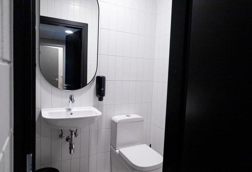 اتاق استاندارد چهارنفره با سرویس بهداشتی مشترک, Ring Sport Hostel