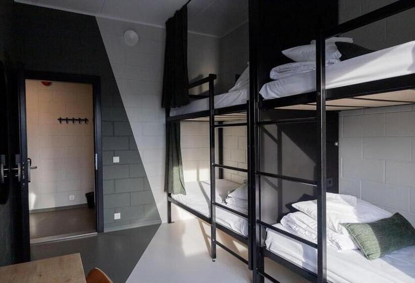 اتاق استاندارد چهارنفره با سرویس بهداشتی مشترک, Ring Sport Hostel