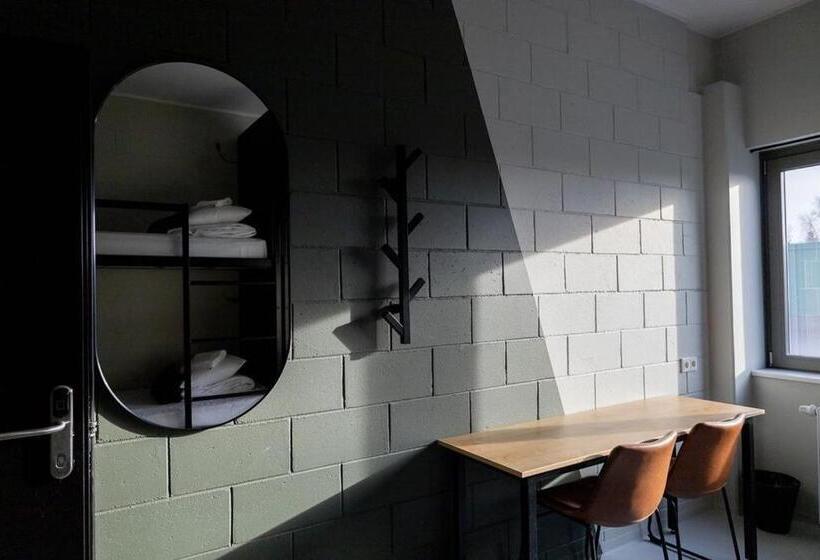 اتاق استاندارد چهارنفره با سرویس بهداشتی مشترک, Ring Sport Hostel