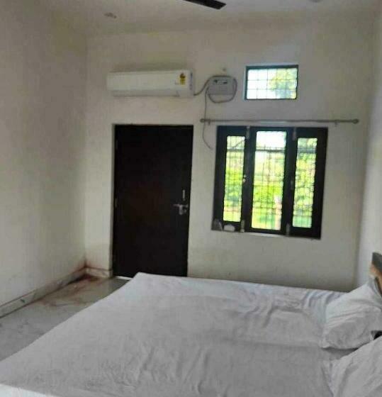 Трехместный Номер Классика, Oyo 70136 Vrinda Inn