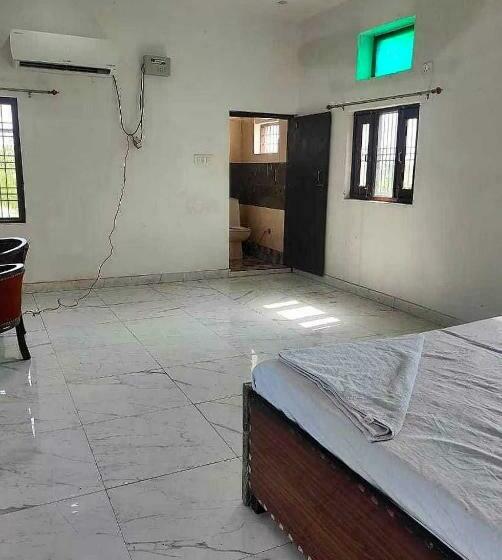 Трехместный Номер Классика, Oyo 70136 Vrinda Inn