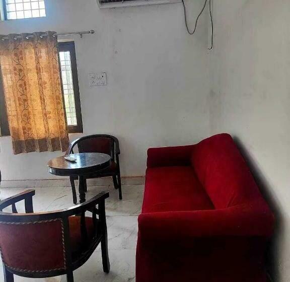 Трехместный Номер Классика, Oyo 70136 Vrinda Inn