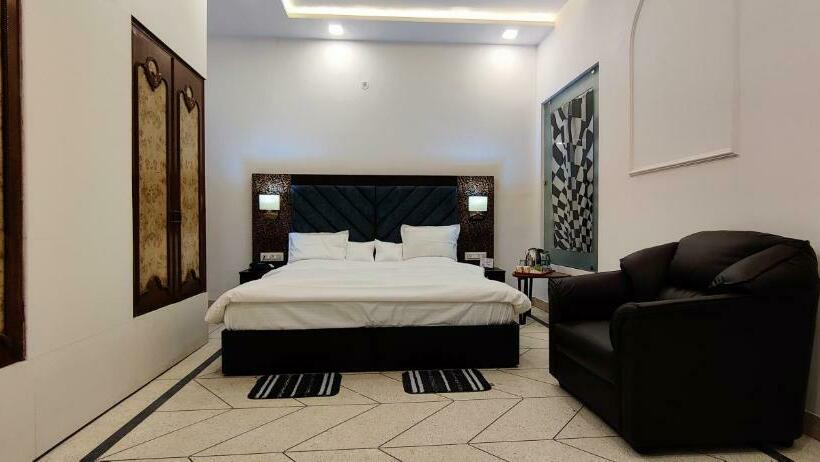 标准间, Solitude, The Boutique