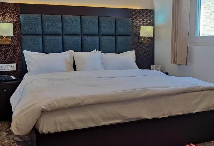 经济房, Solitude, The Boutique