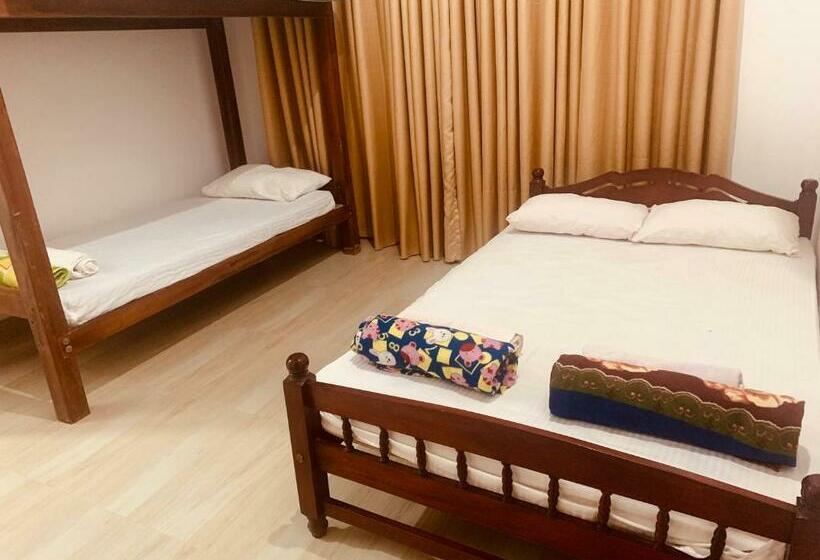 اتاق لوکس با بالکن, Jungle City Hostel