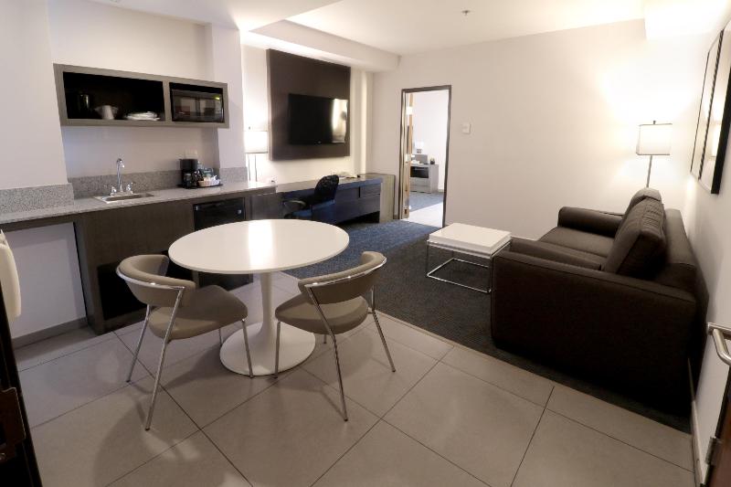 带大床的套房, Holiday Inn Express Hotel & Suites Hermosillo, An Ihg