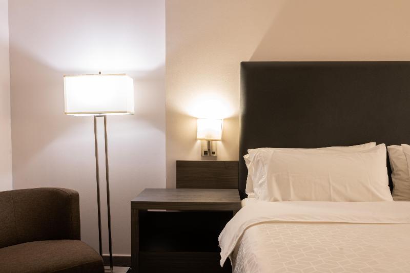 带大床的套房, Holiday Inn Express Hotel & Suites Hermosillo, An Ihg