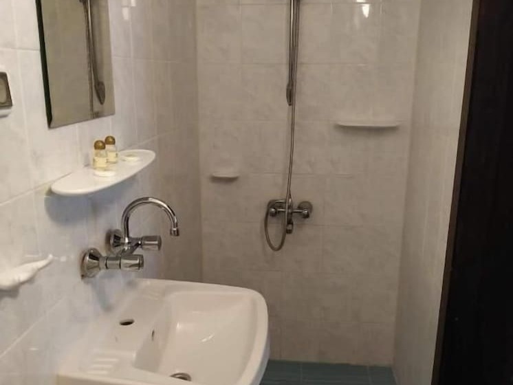 스탠다드 룸, Dedovite Kashti