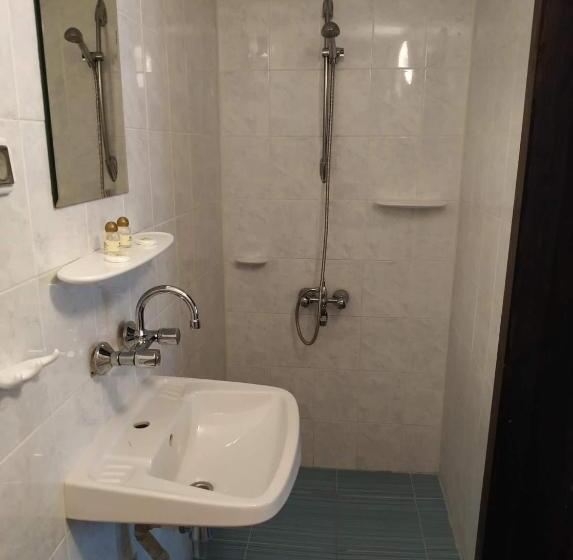 스탠다드 룸, Dedovite Kashti