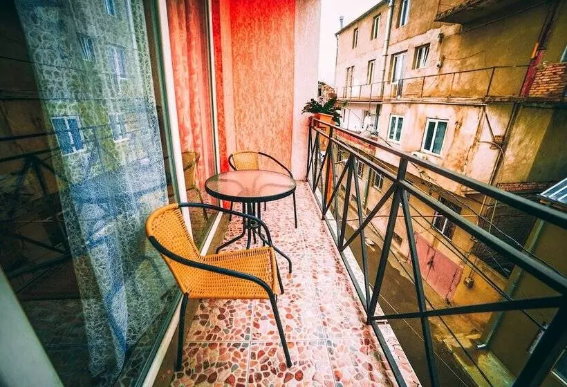 سوییت جونیور, Qeroli Old Town