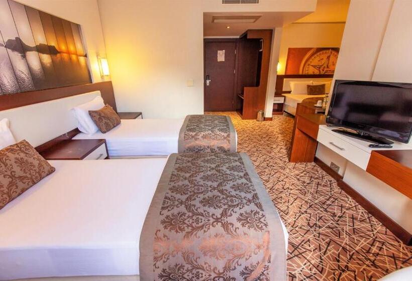 اتاق خانوادگی, Tuna