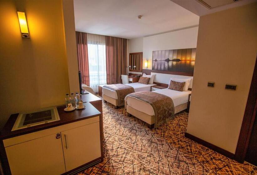 اتاق خانوادگی, Tuna