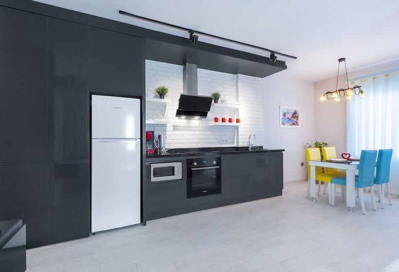 דירת חדר סופריור, Twin Apart