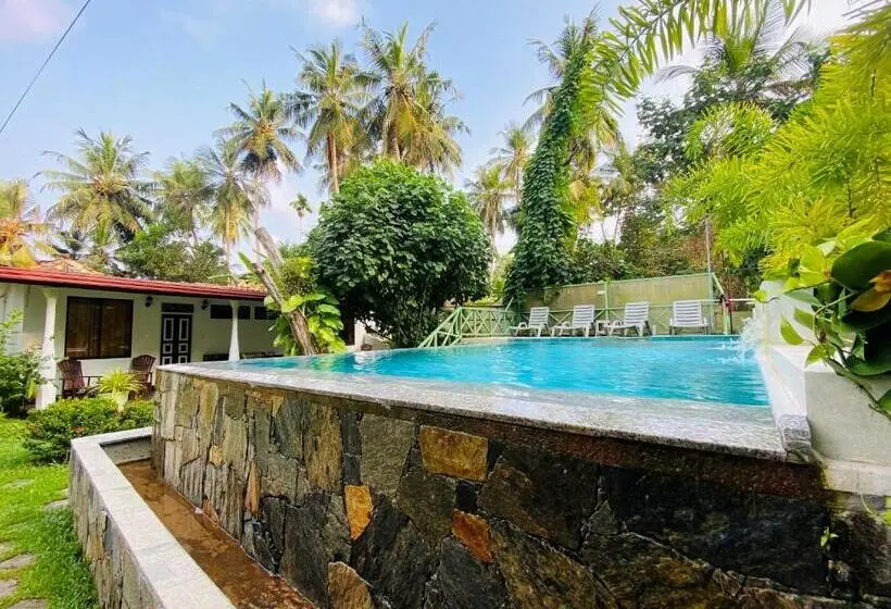 庭の見えるスタンダードトリプルルーム, Nature Villa Unawatuna