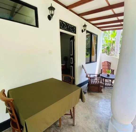 庭の見えるスタンダードトリプルルーム, Nature Villa Unawatuna
