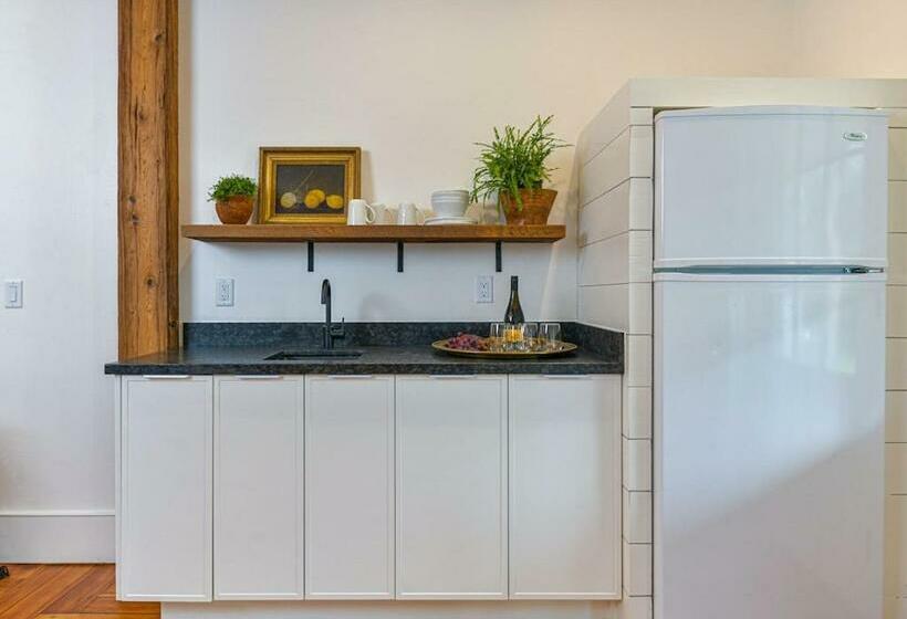 Deluxe Studio, Kubli Haus