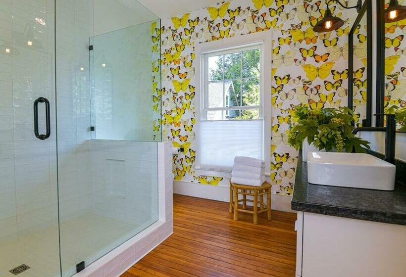 Deluxe Studio, Kubli Haus