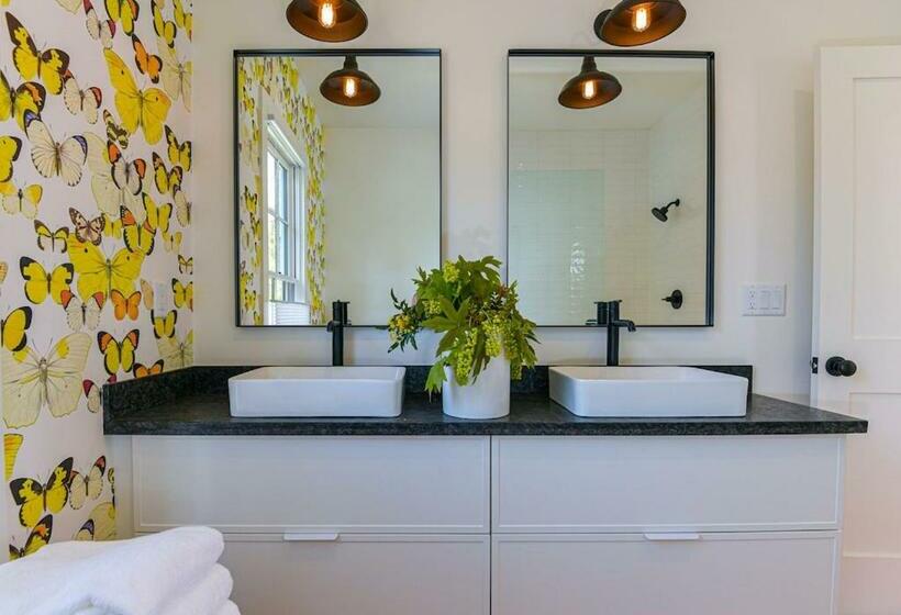 Deluxe Studio, Kubli Haus