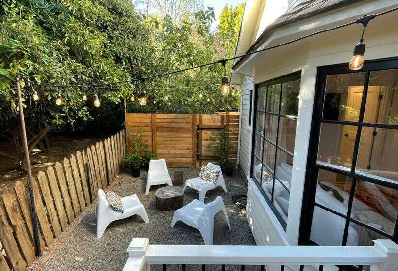 Deluxe Studio, Kubli Haus