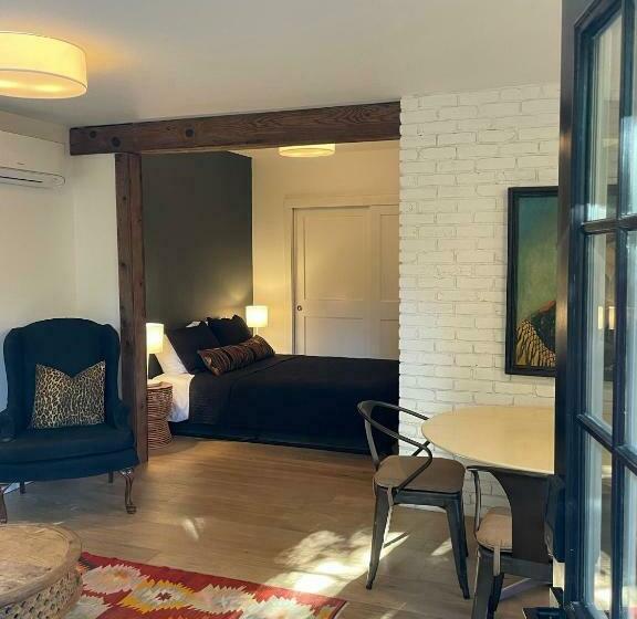 Deluxe Studio, Kubli Haus