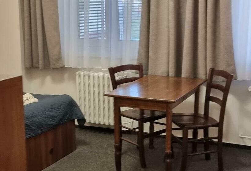 חדר משפחתי, Penzion U Skály