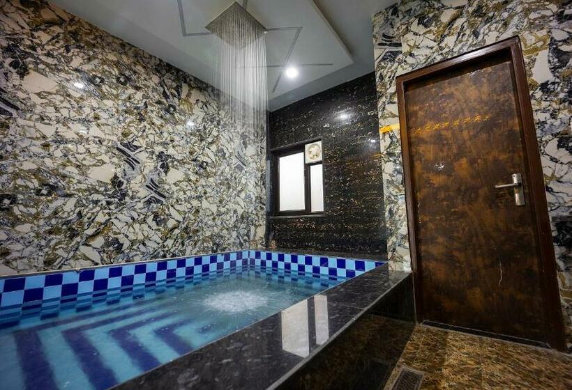 Suite with Pool, Keptown