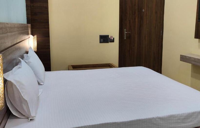 Номер Deluxe, Staymaker Hotel Bhagwan   Only Indian Citizens Allowed