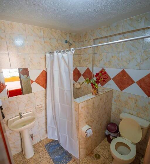 اتاق لوکس, Yacumama Santa Teresa