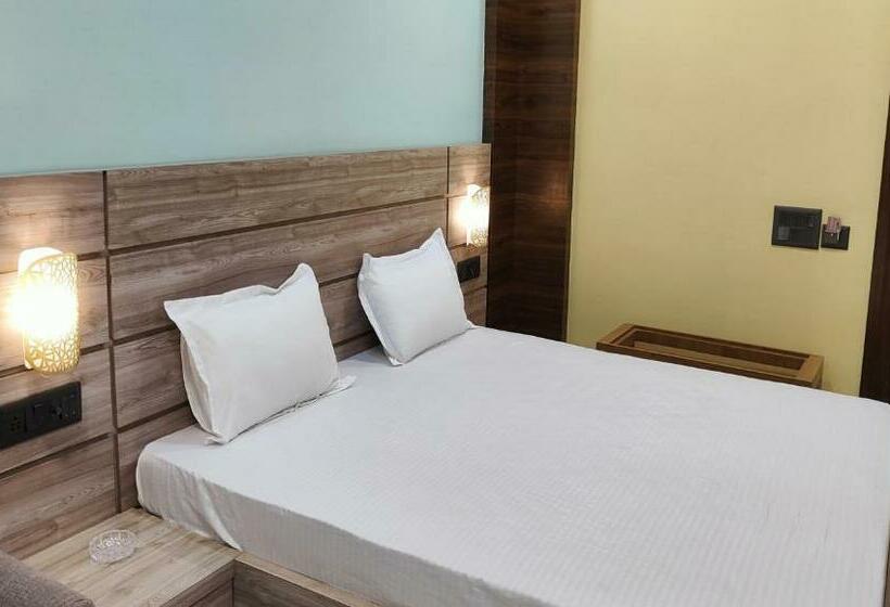 Номер Deluxe, Staymaker Hotel Bhagwan   Only Indian Citizens Allowed