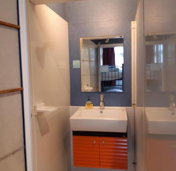 מיטה בחדר מעונות עם מקלחת משותפת, Ariki Backpackers