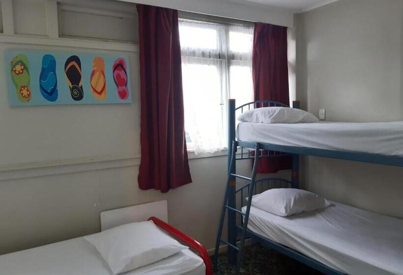 מיטה בחדר מעונות עם מקלחת משותפת, Ariki Backpackers