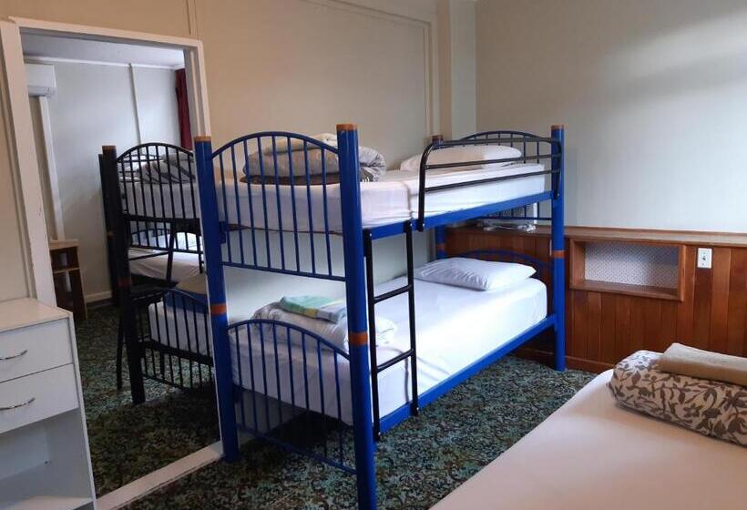 מיטה בחדר מעונות עם מקלחת משותפת, Ariki Backpackers