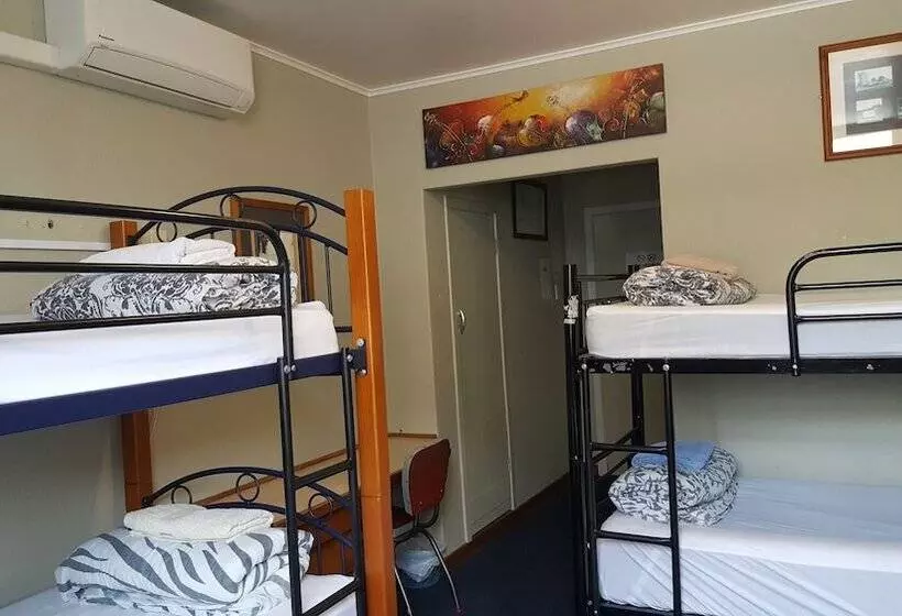 ルームシェアのワンベッド, Ariki Backpackers