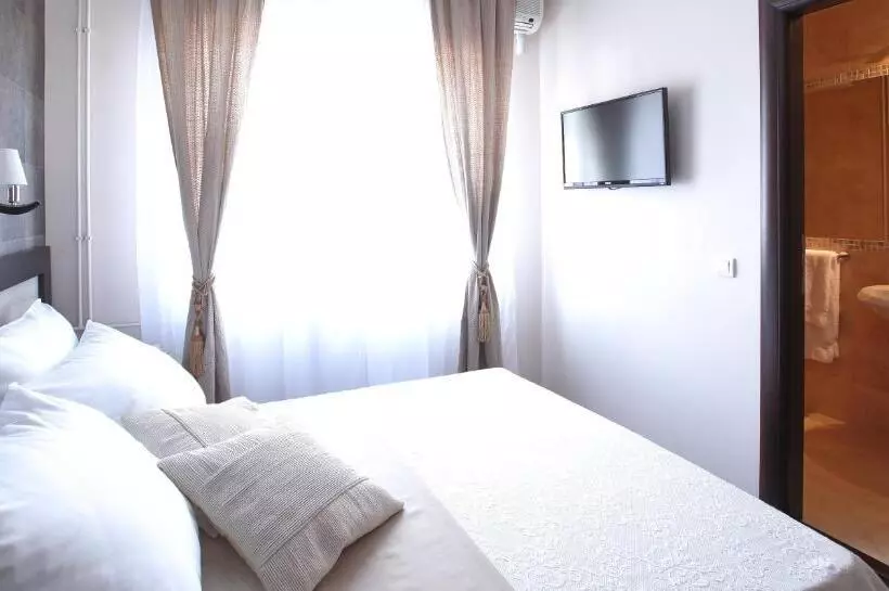 اتاق اکونومی, Garni Hotel Vozarev