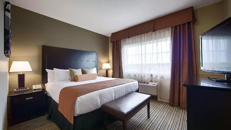 キングサイズベッドのスタンダードルーム, Best Western Plus Peace River Hotel & Suites