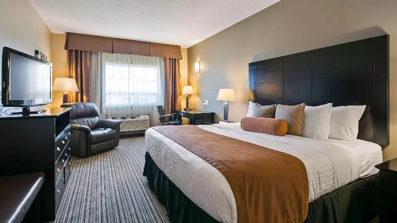 キングサイズベッドのスタンダードルーム, Best Western Plus Peace River Hotel & Suites