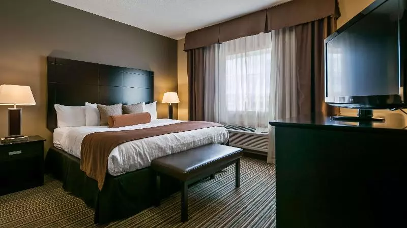 キングサイズベッドのスタンダードルーム, Best Western Plus Peace River Hotel & Suites