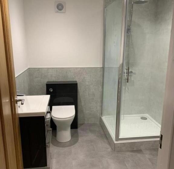 חדר משפחתי, Grassington Lodge