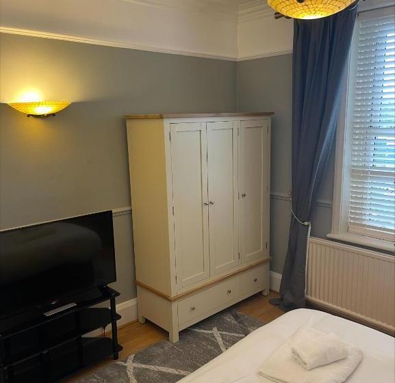 חדר משפחתי, Grassington Lodge