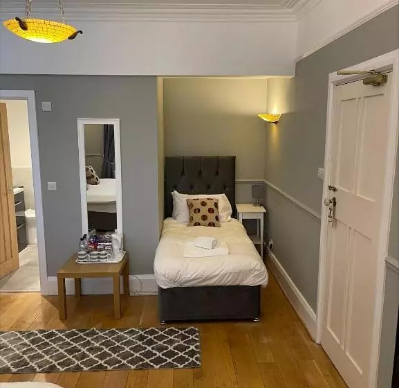 Perhehuone, Grassington Lodge