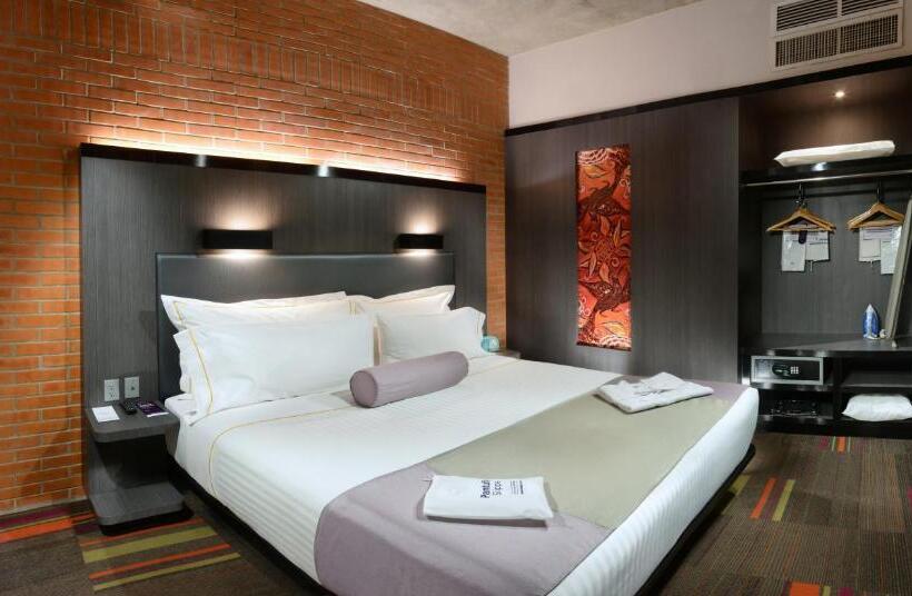 جناح جونيور, Guadalajara Country Club By Hnf