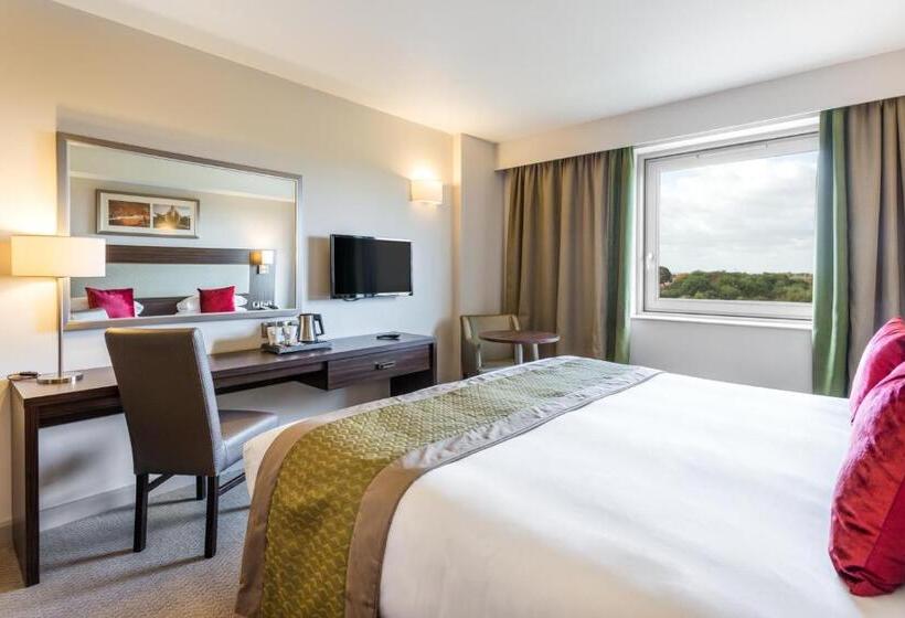 Classic Szoba, Heston Hyde