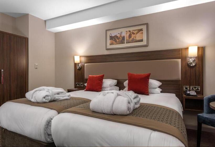Quarto Estandar, Heston Hyde