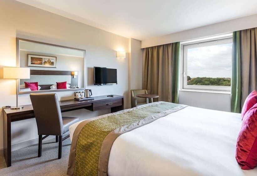 Classic Szoba, Heston Hyde