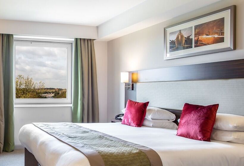 Classic Szoba, Heston Hyde