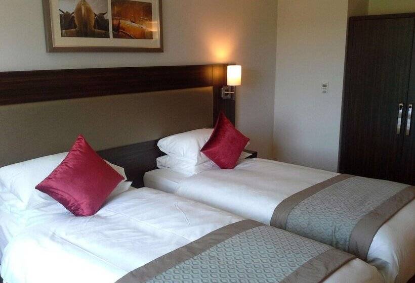 Classic Szoba, Heston Hyde