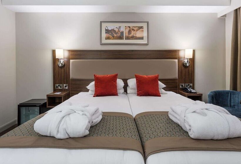 Classic Szoba, Heston Hyde