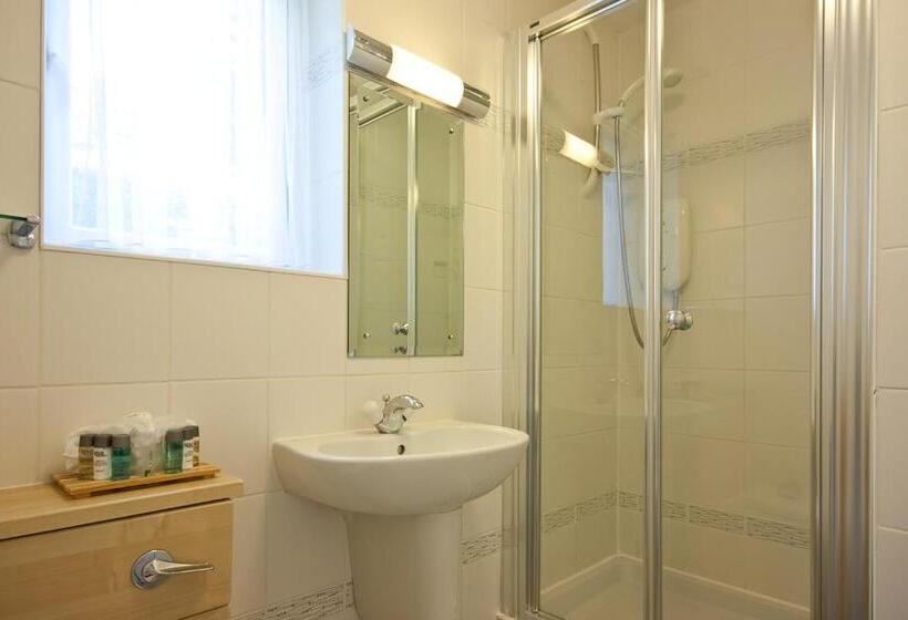 חדר משפחתי, Lingwood Lodge