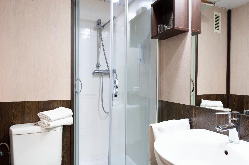 اتاق خانوادگی, Rosmerah